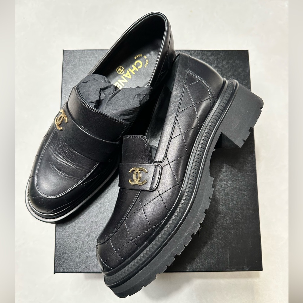 Chanel 23A CC Platform Loafers Black Quilted Leather Size 40.5